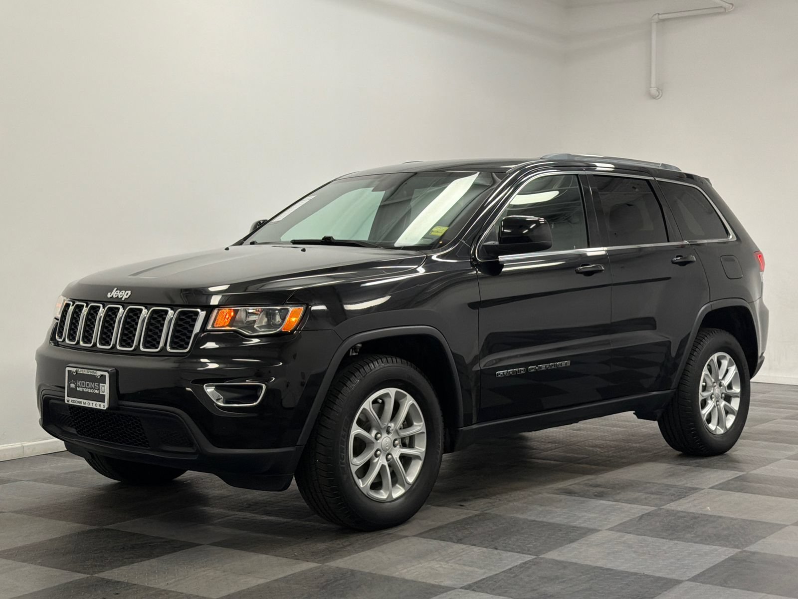Used 2021 Jeep Grand Cherokee Laredo AWD/4WD image 1