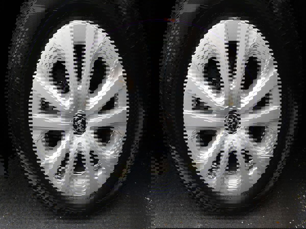 Used 2022 Toyota Prius LE image 32