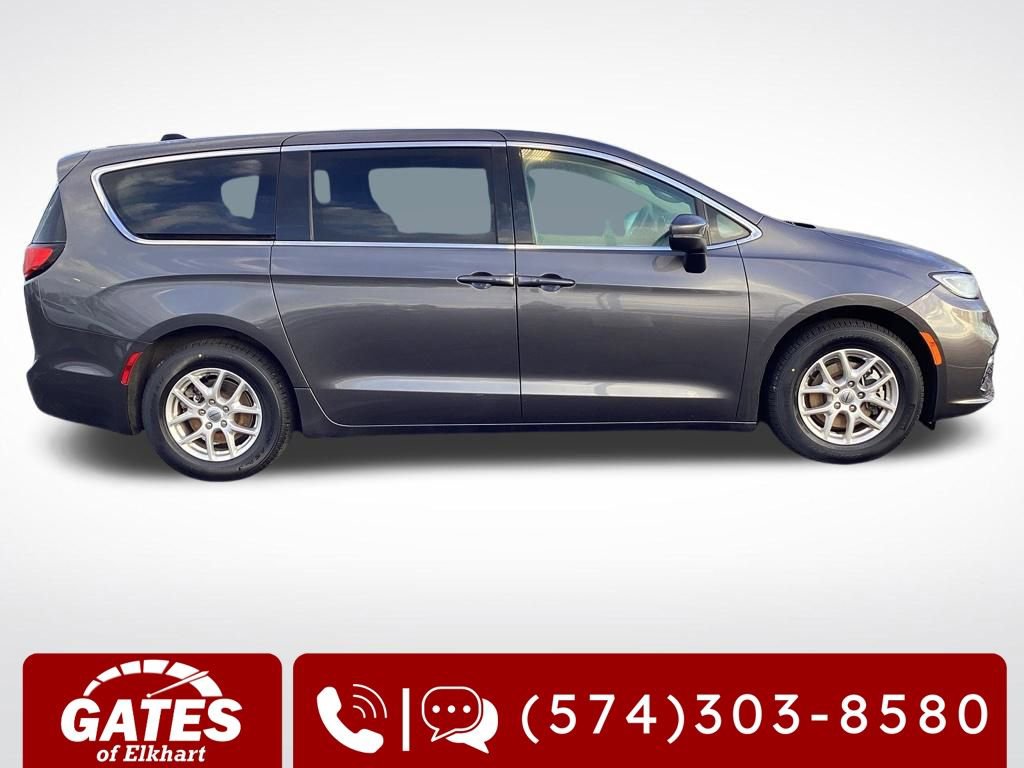 Used 2023 Chrysler Pacifica Touring-L FWD image 10