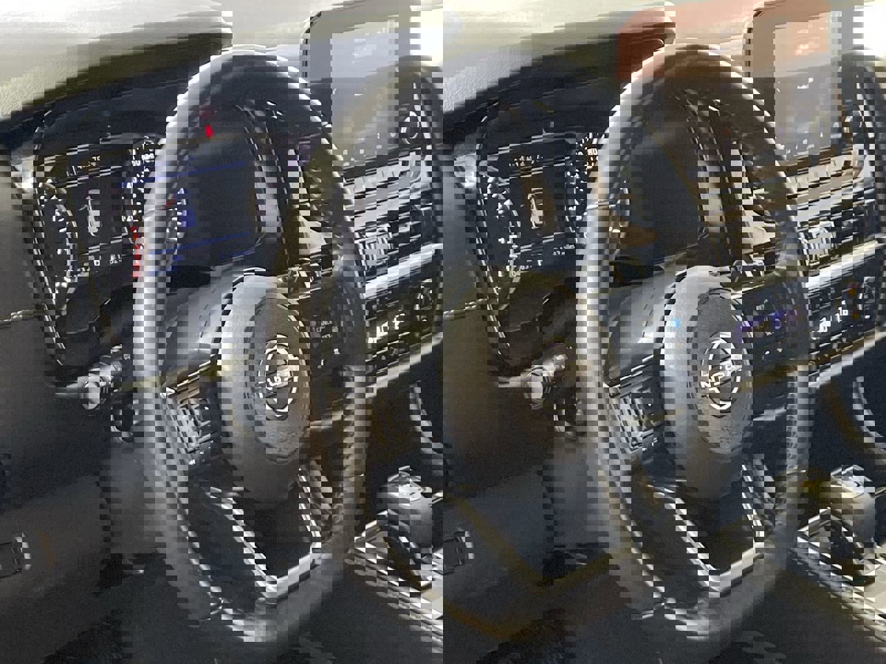 Used 2025 Nissan Pathfinder SV image 13