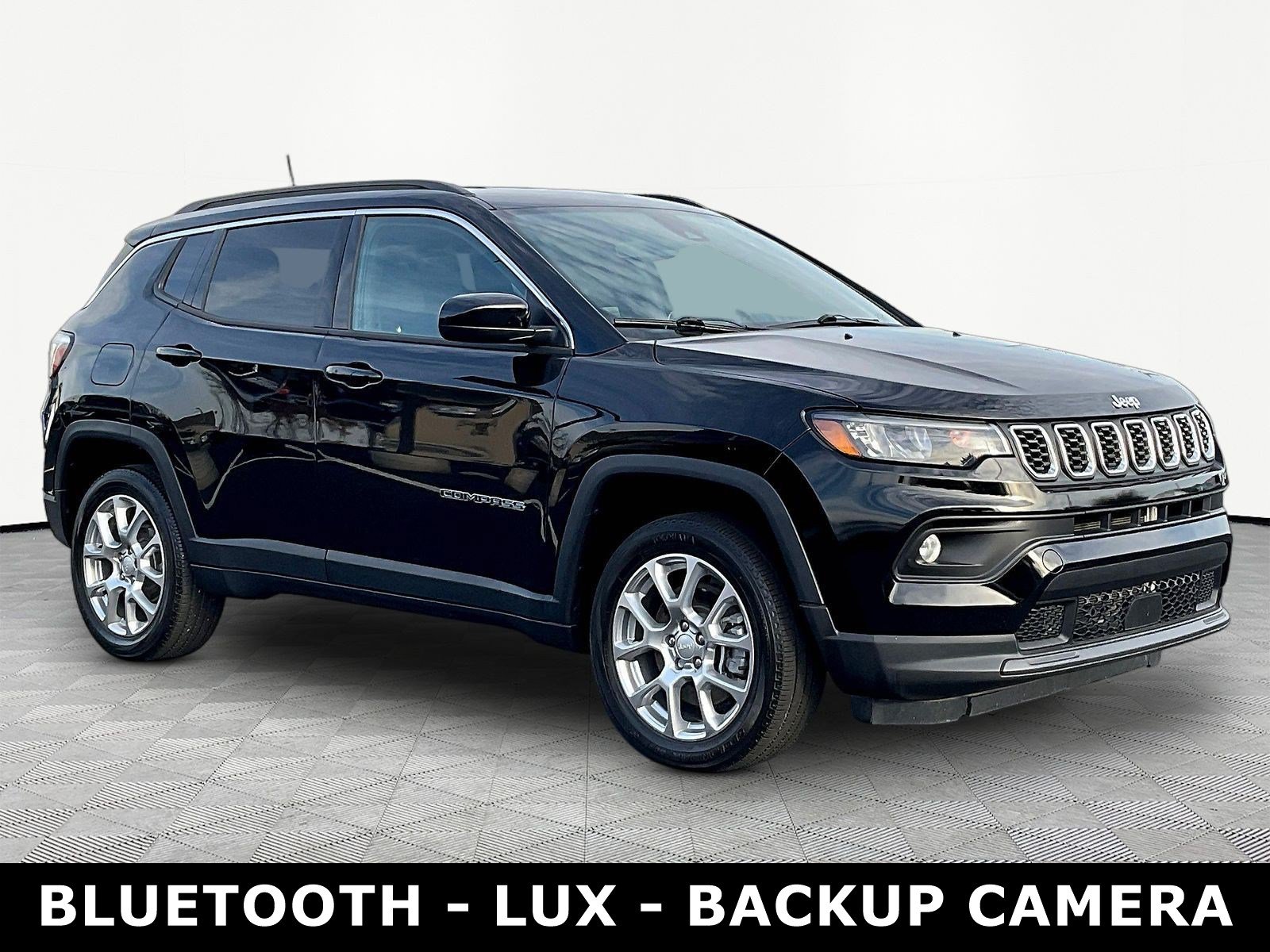 Used 2024 Jeep Compass Latitude AWD/4WD image 3