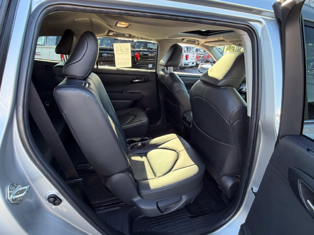 Used 2024 Toyota Highlander XLE FWD image 15
