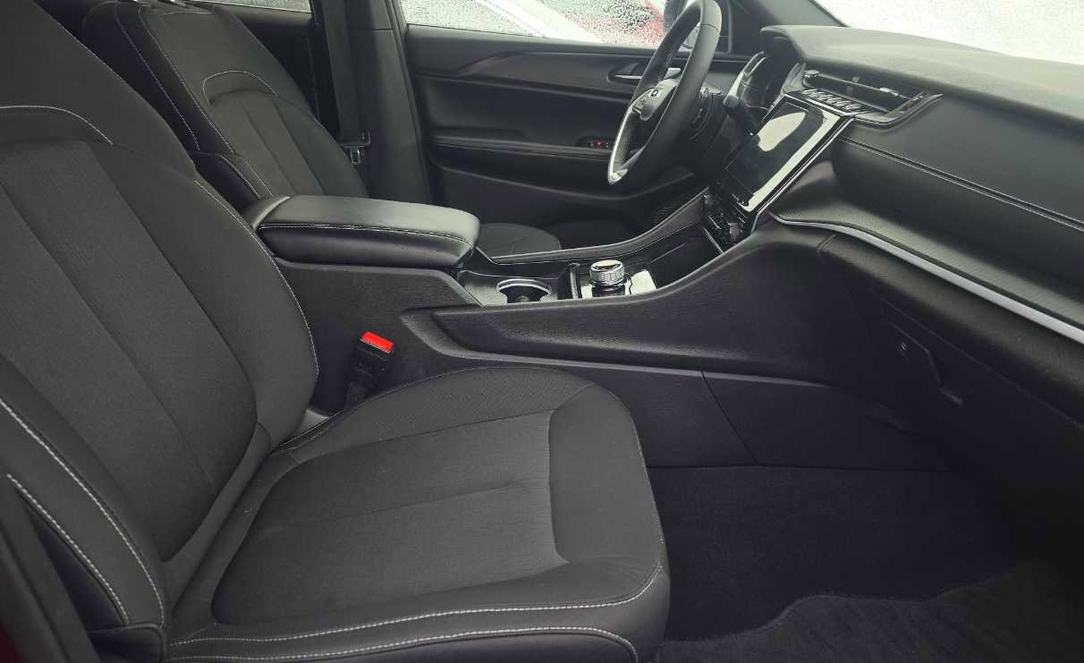 Used 2024 Jeep Grand Cherokee Laredo image 11