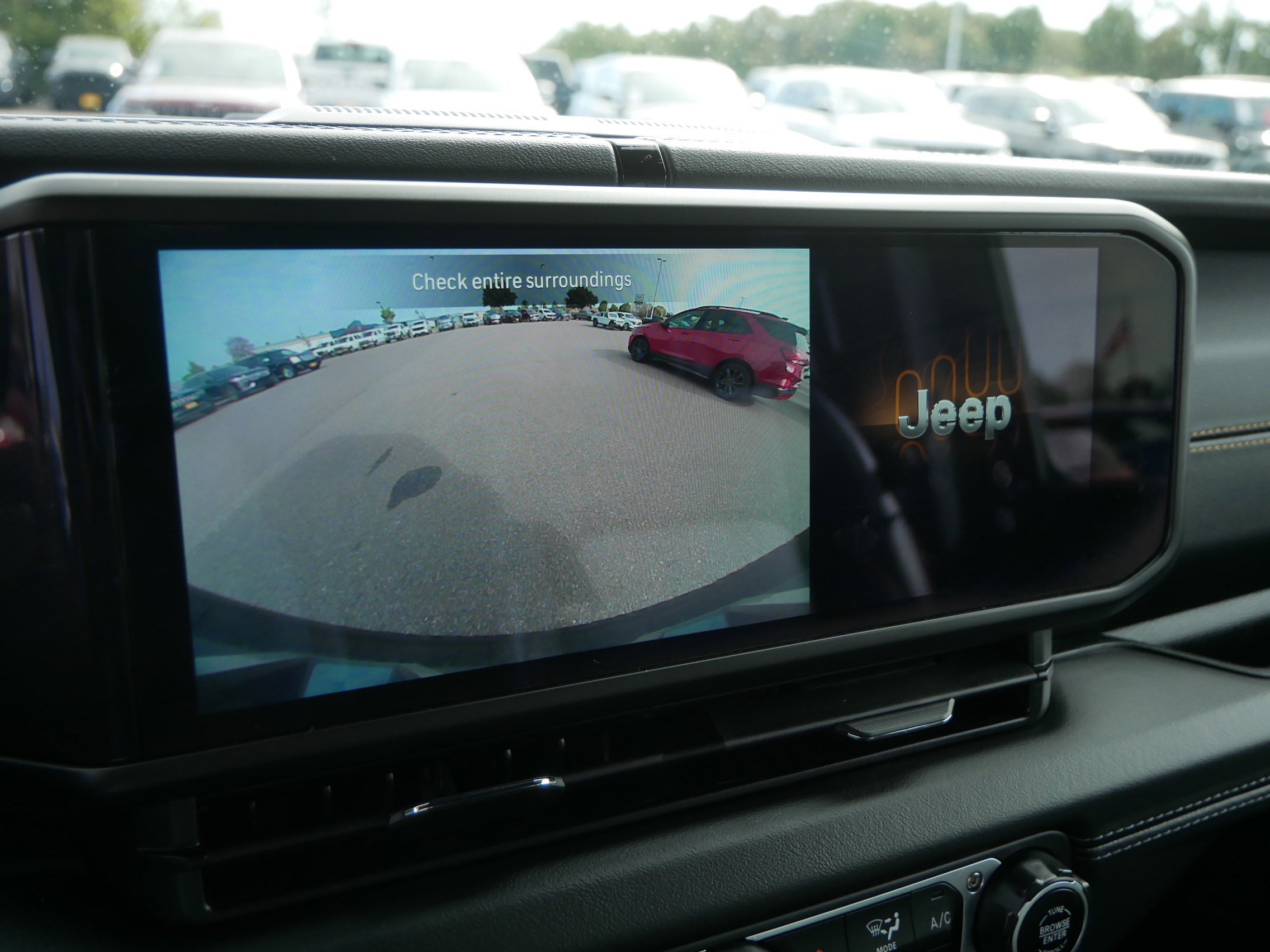 Used 2024 Jeep Wrangler Sahara image 33