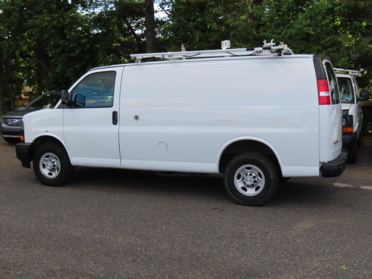 Used 2018 Chevrolet Express 2500 w/ Driver Convenience Package RWD image 3