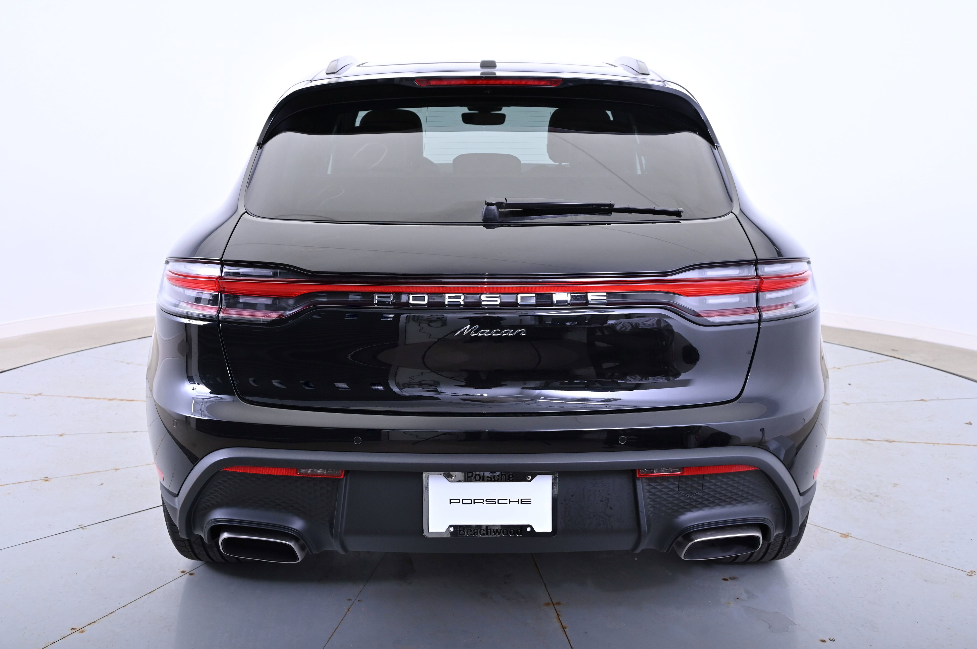 Certified 2025 Porsche Macan image 6