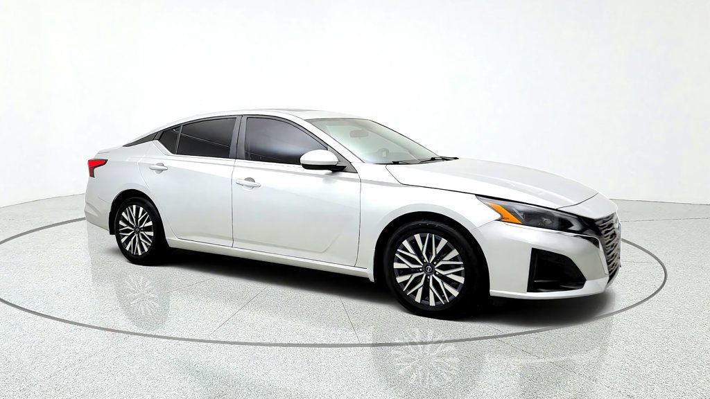 Used 2023 Nissan Altima 2.5 SV w/ SV Premium Package FWD image 3