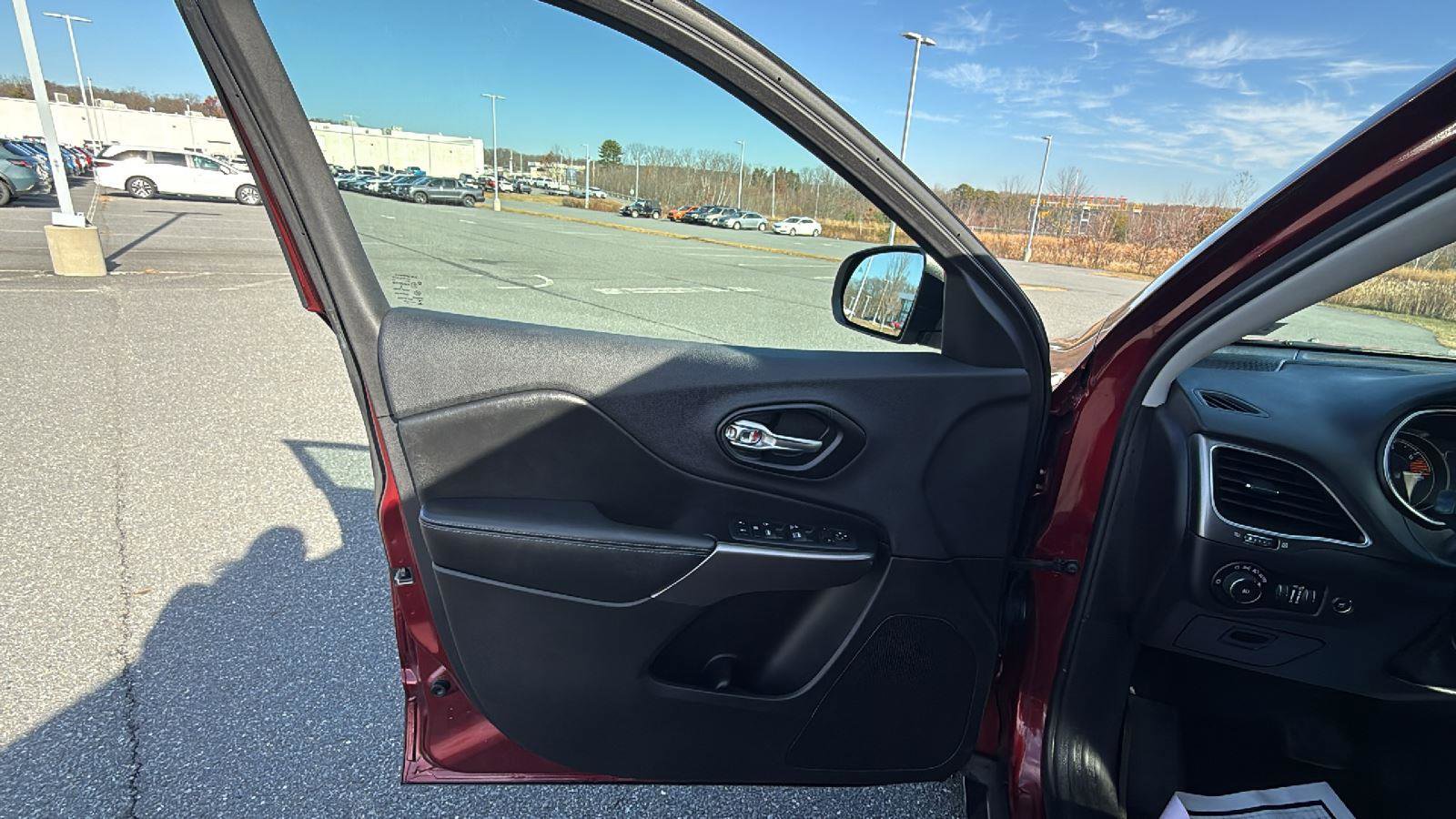 Used 2019 Jeep Cherokee Latitude Plus w/ Comfort/Convenience Group image 24