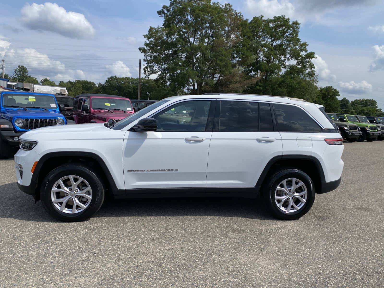 Used 2022 Jeep Grand Cherokee Limited AWD/4WD image 9