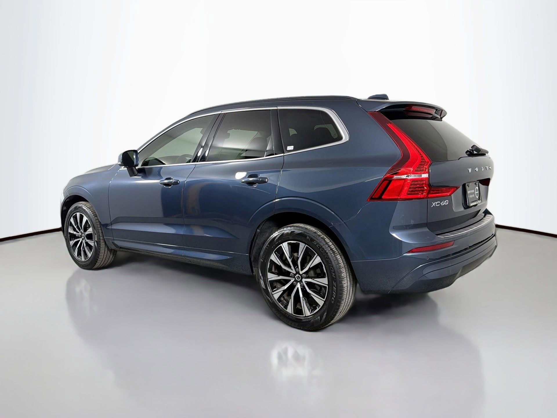 Certified 2023 Volvo XC60 B5 Core AWD/4WD image 8