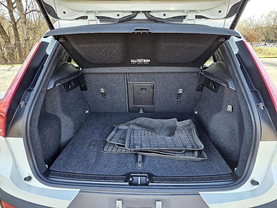 Used 2024 Volvo XC40 B5 Plus w/ Climate Package image 13