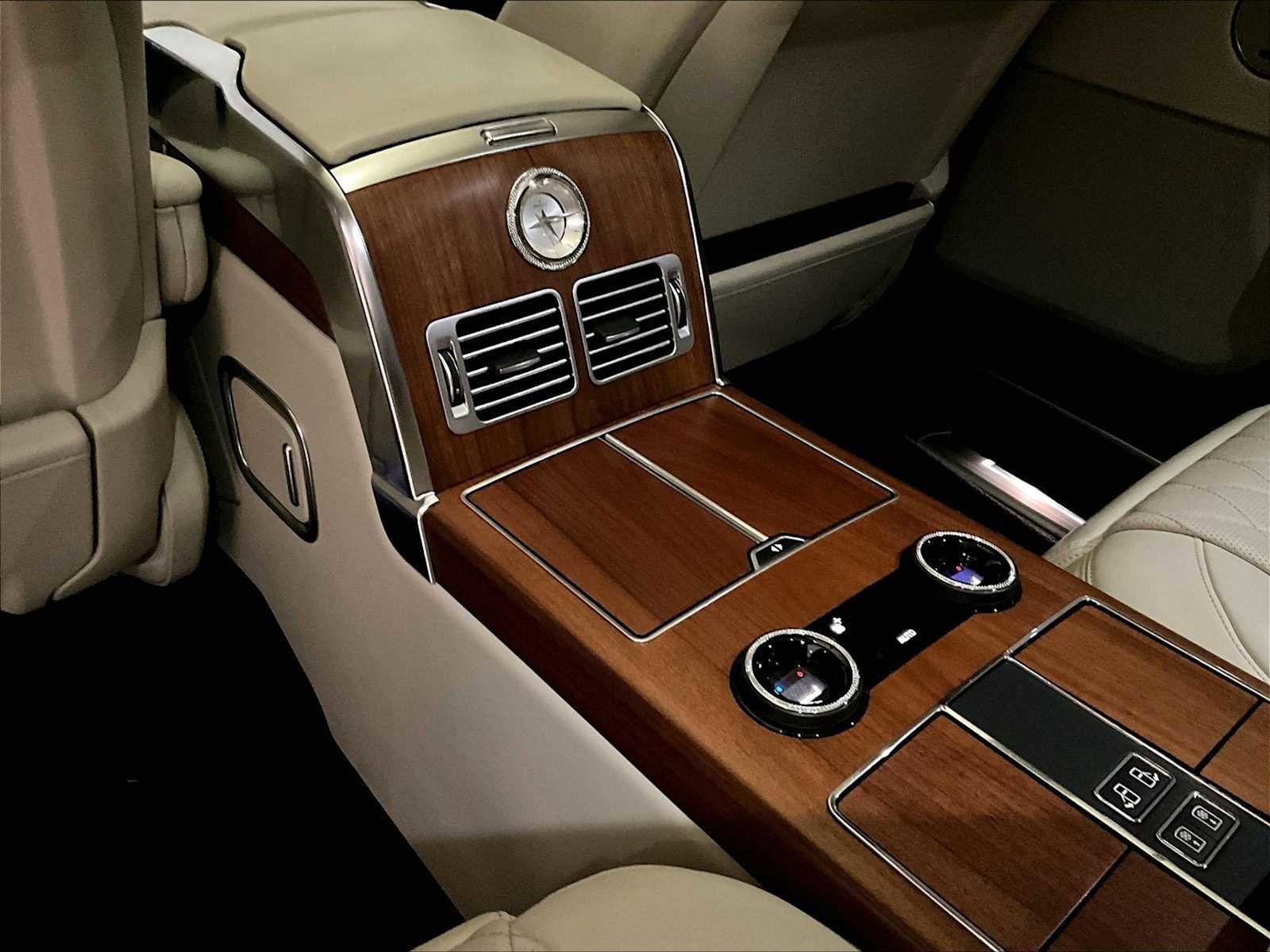 Used 2021 Land Rover Range Rover SV Autobiography Dynamic image 23