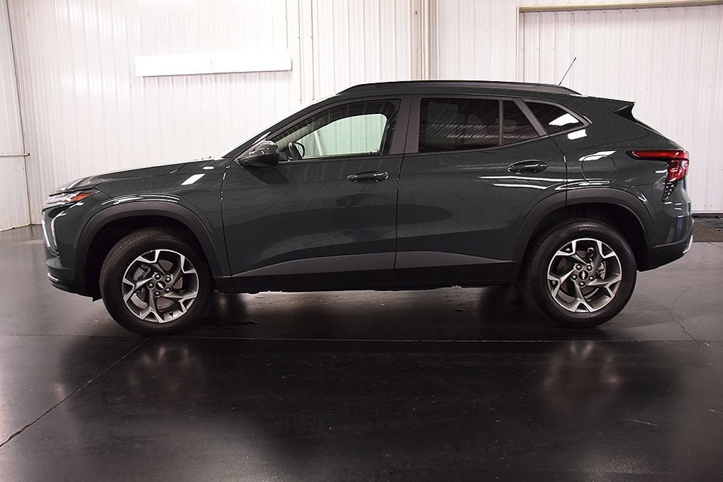 Used 2025 Chevrolet Trax LT w/ Driver Confidence Package FWD image 4