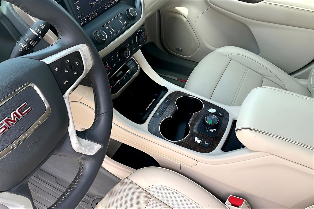 Used 2020 GMC Acadia Denali w/ Technology Package FWD image 15