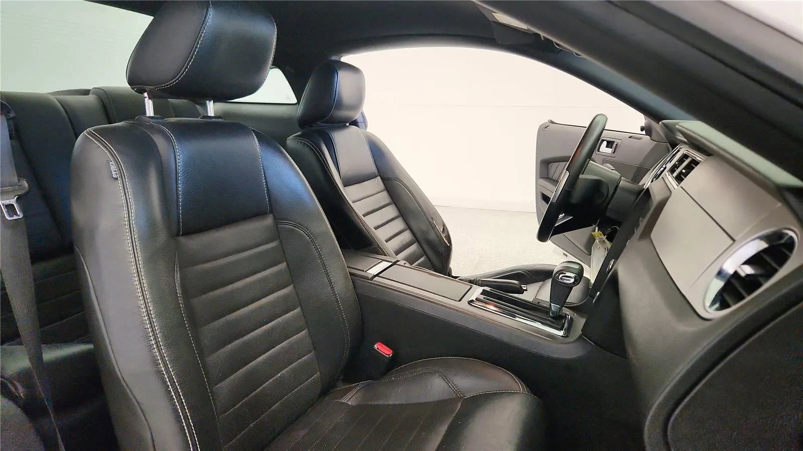 Used 2010 Ford Mustang Premium RWD image 36