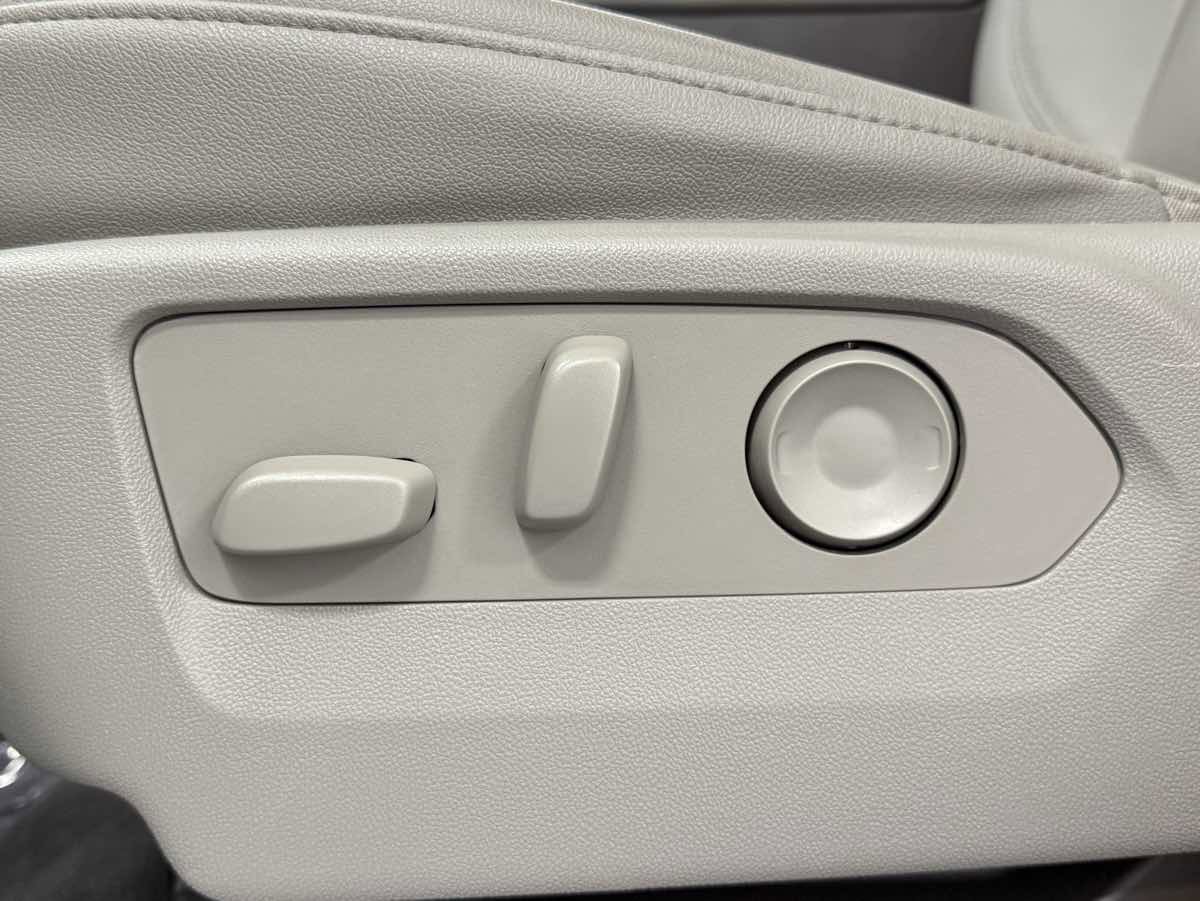 Used 2022 Chevrolet Silverado 1500 LTZ image 30