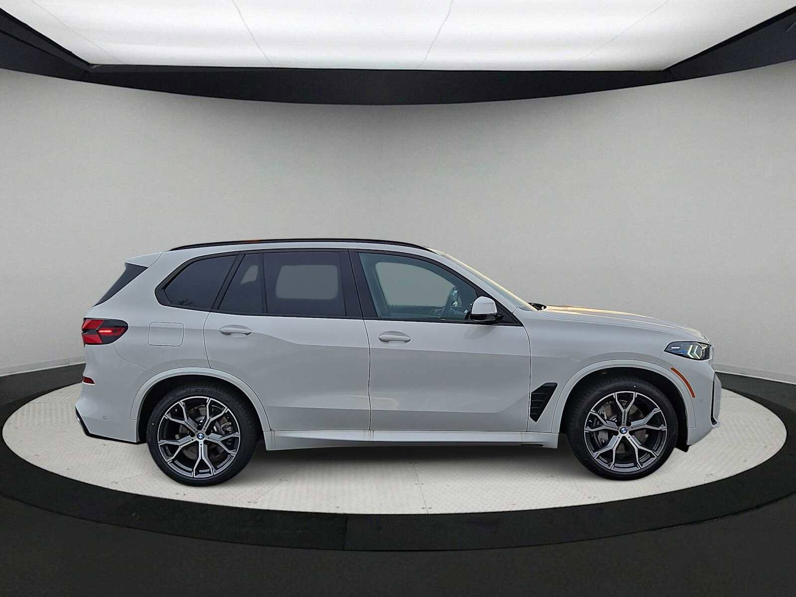 New 2026 BMW X5 xDrive50e w/ M Sport Package image 9