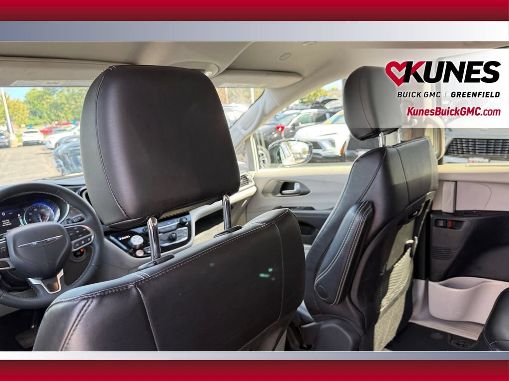Used 2024 Chrysler Pacifica Touring-L FWD image 30