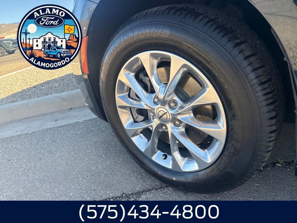 Used 2023 Chrysler Pacifica Touring-L w/ Uconnect Theater Family Group image 2