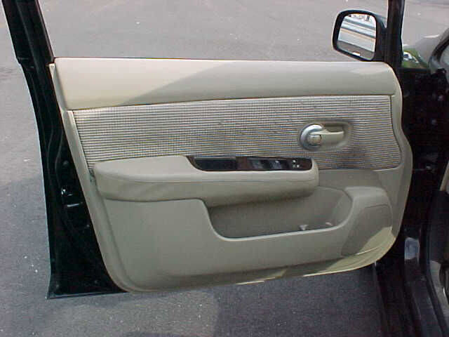 Used 2011 Nissan Versa SL w/ Premium Pkg image 18