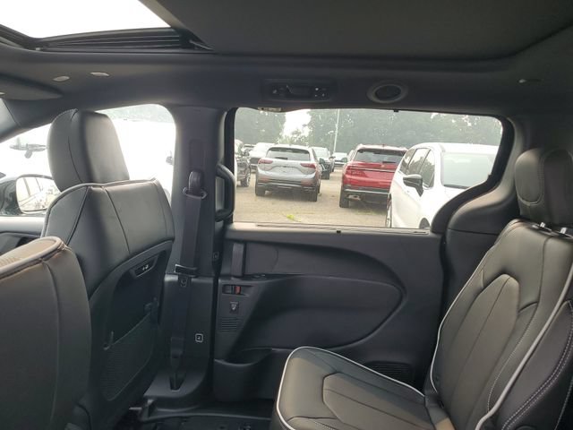 New 2027 Chrysler Pacifica Limited w/ Family Tech Group AWD/4WD image 10