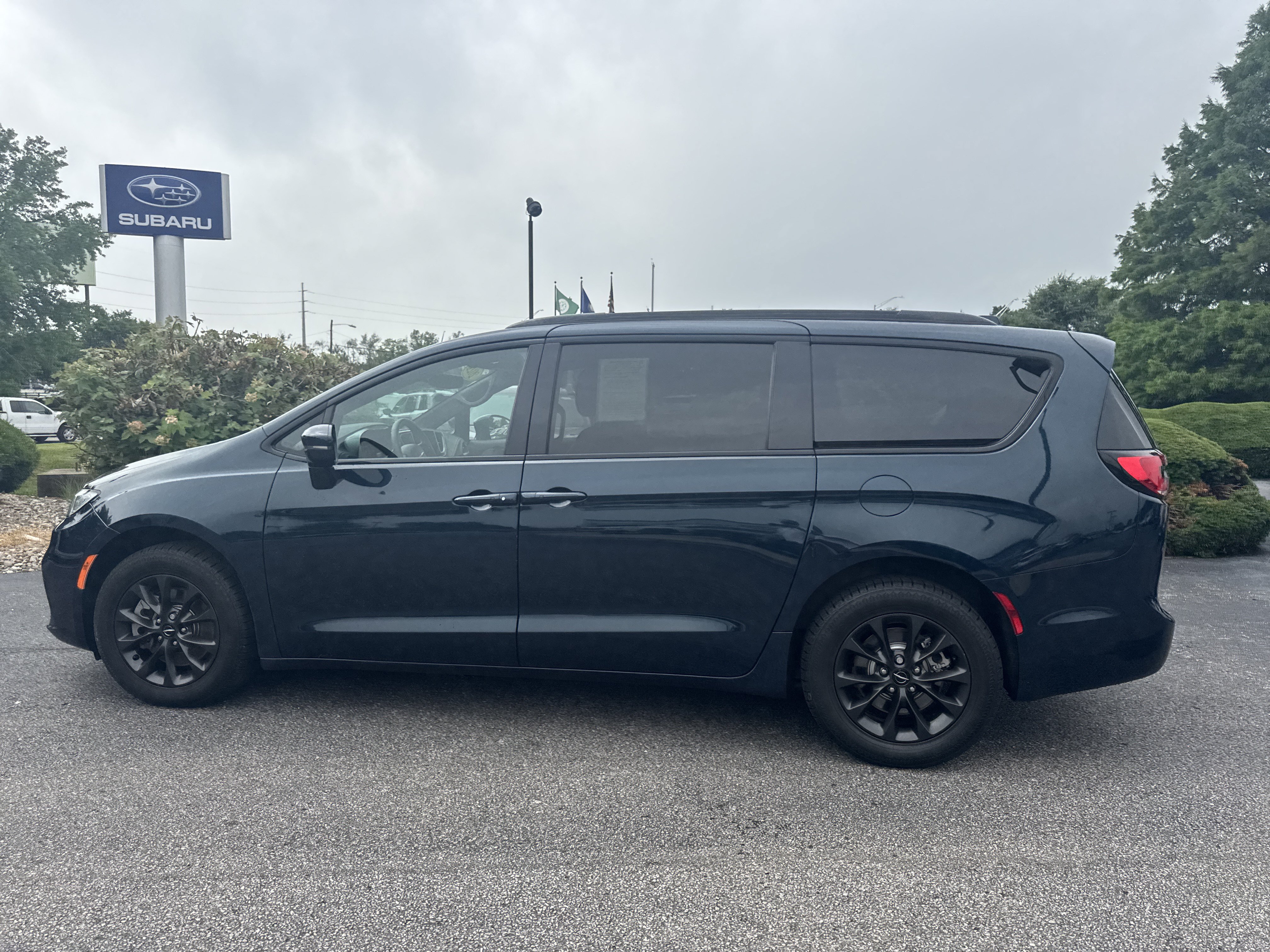 Used 2022 Chrysler Pacifica Touring-L w/ S Appearance Package AWD/4WD image 16
