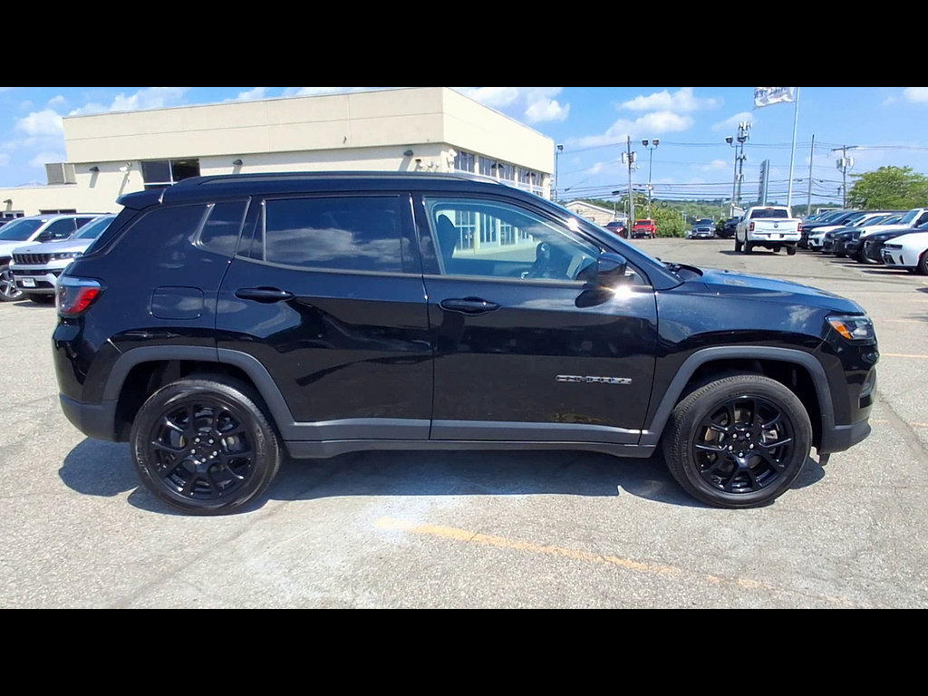 Used 2024 Jeep Compass Latitude w/ Convenience Group AWD/4WD image 9