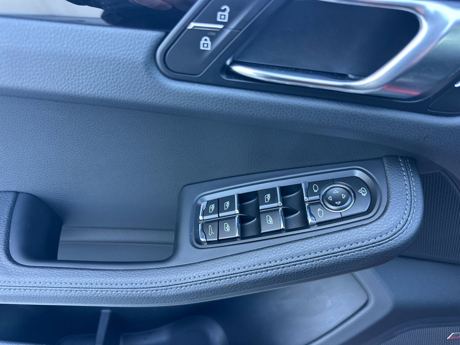 Certified 2025 Porsche Macan image 12