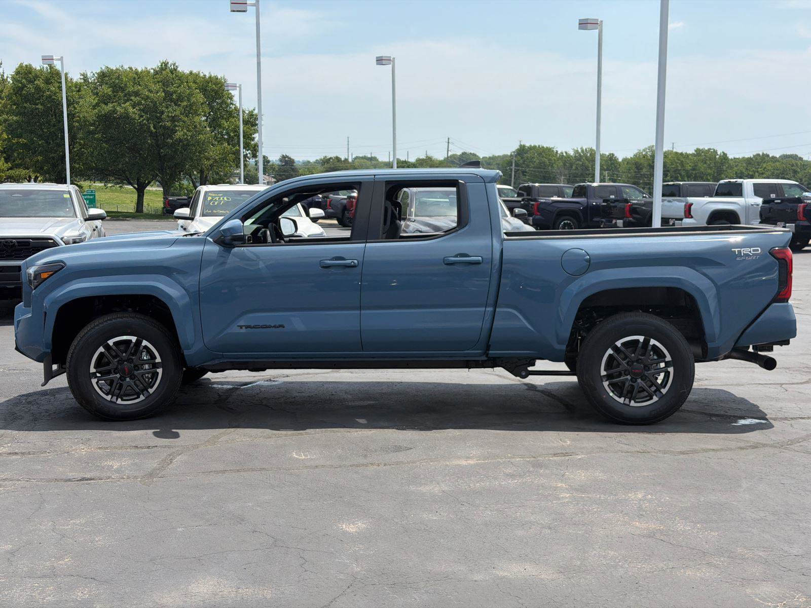 Used 2026 Toyota Tacoma TRD Sport w/ TRD Sport Upgrade Package AWD/4WD image 4
