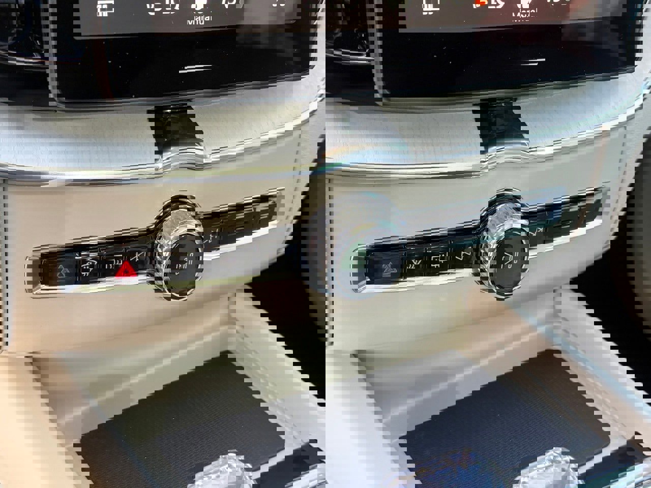 New 2026 Volvo XC60 B5 Ultra w/ Protection Package Premier image 22