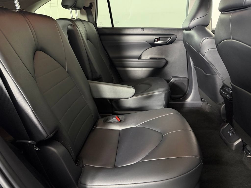 Used 2026 Toyota Highlander XLE AWD/4WD image 30