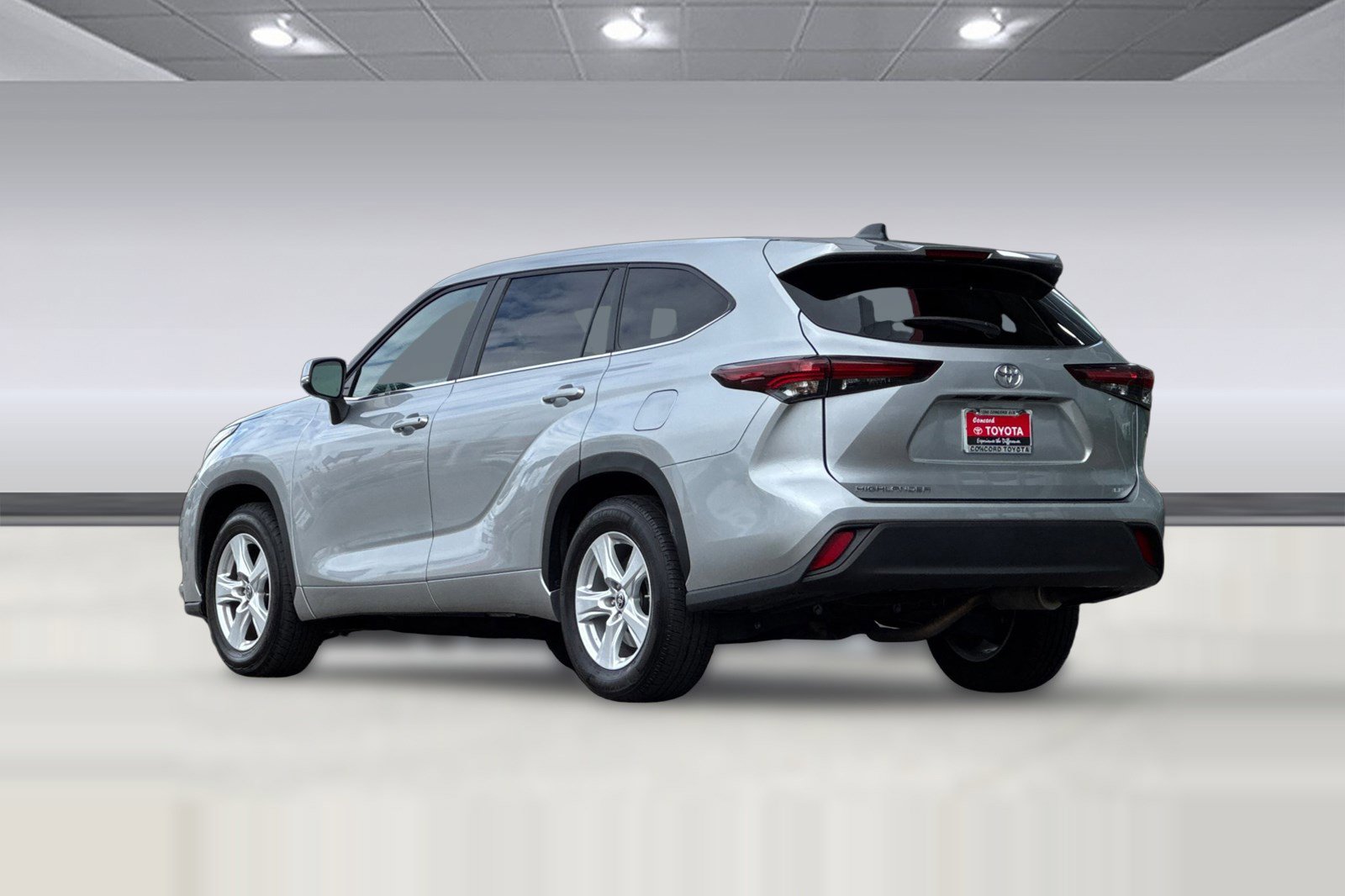 Used 2025 Toyota Highlander LE image 8