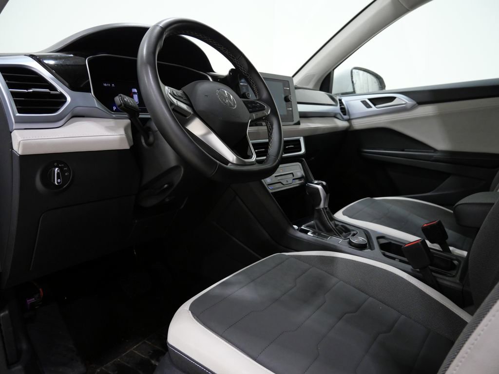 Used 2025 Volkswagen Taos SE AWD/4WD image 10