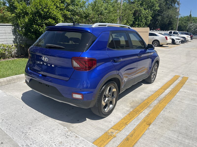 Used 2024 Hyundai Venue Limited FWD image 4