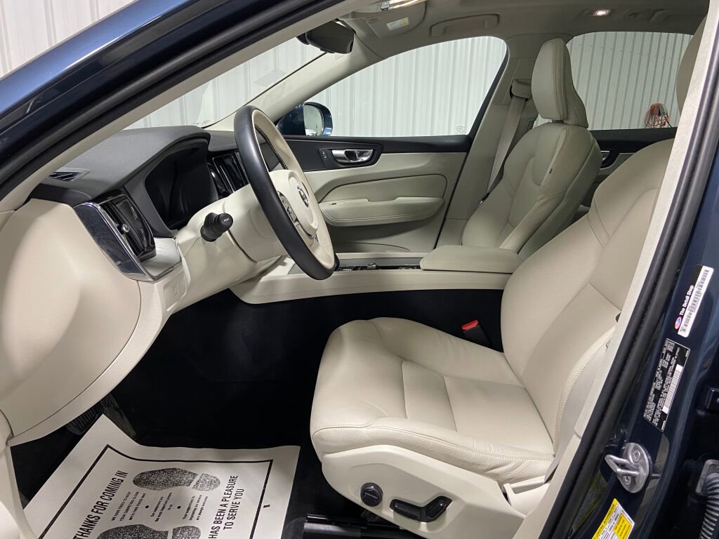 Used 2023 Volvo XC60 B5 Plus image 9