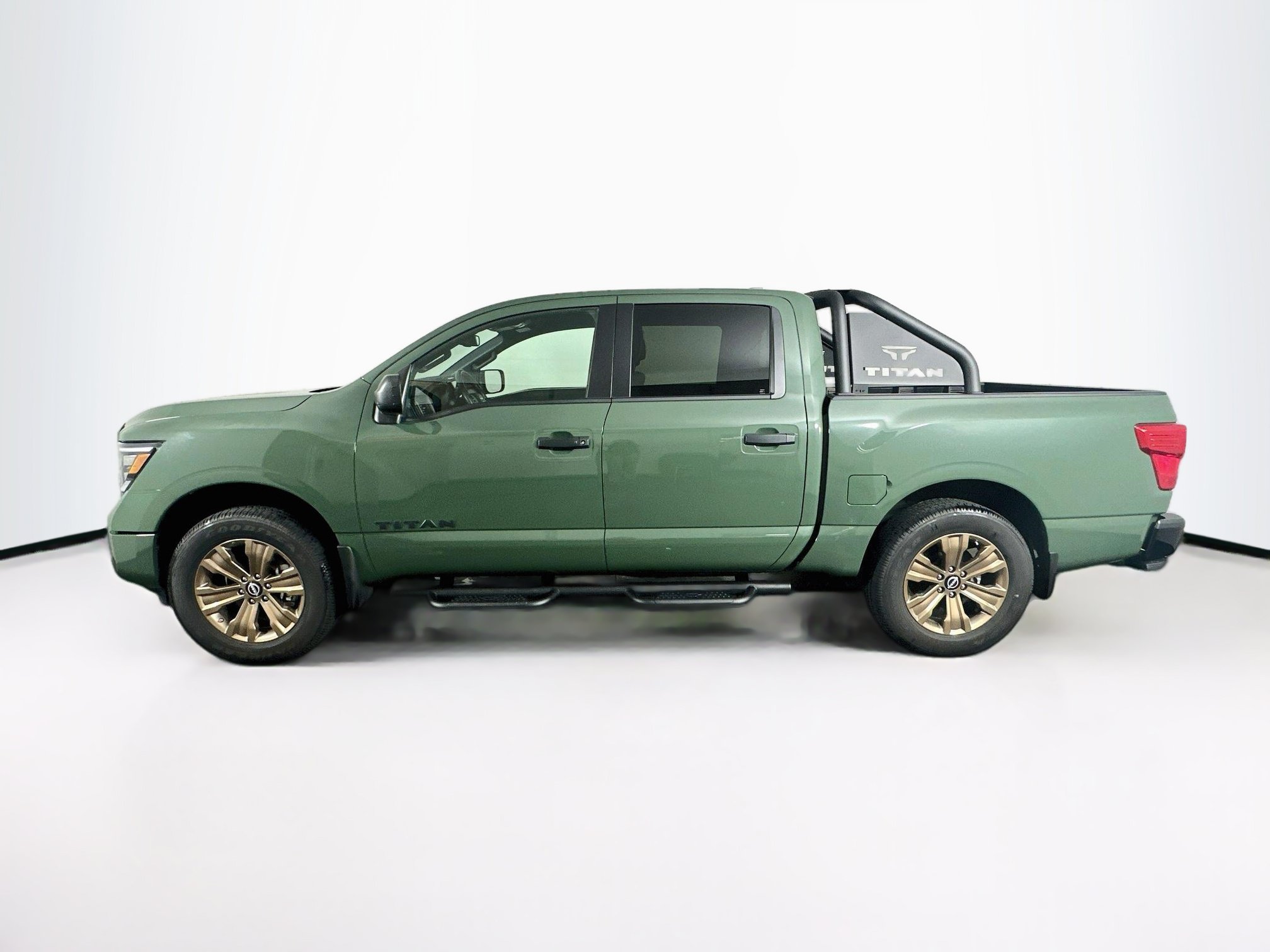 Used 2024 Nissan Titan SV w/ SV Bronze Edition Package RWD image 4