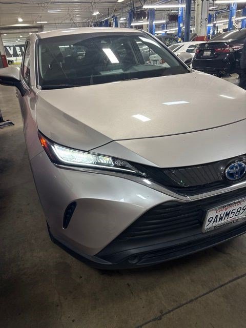 Used 2022 Toyota Venza LE AWD/4WD image 2