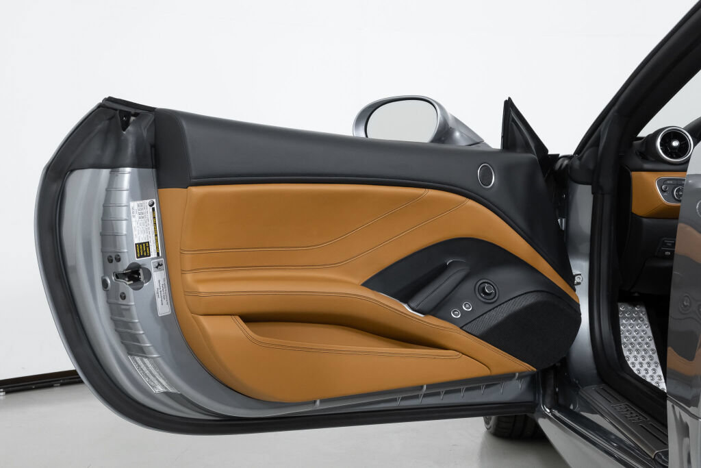 Used 2016 Ferrari California T RWD image 29