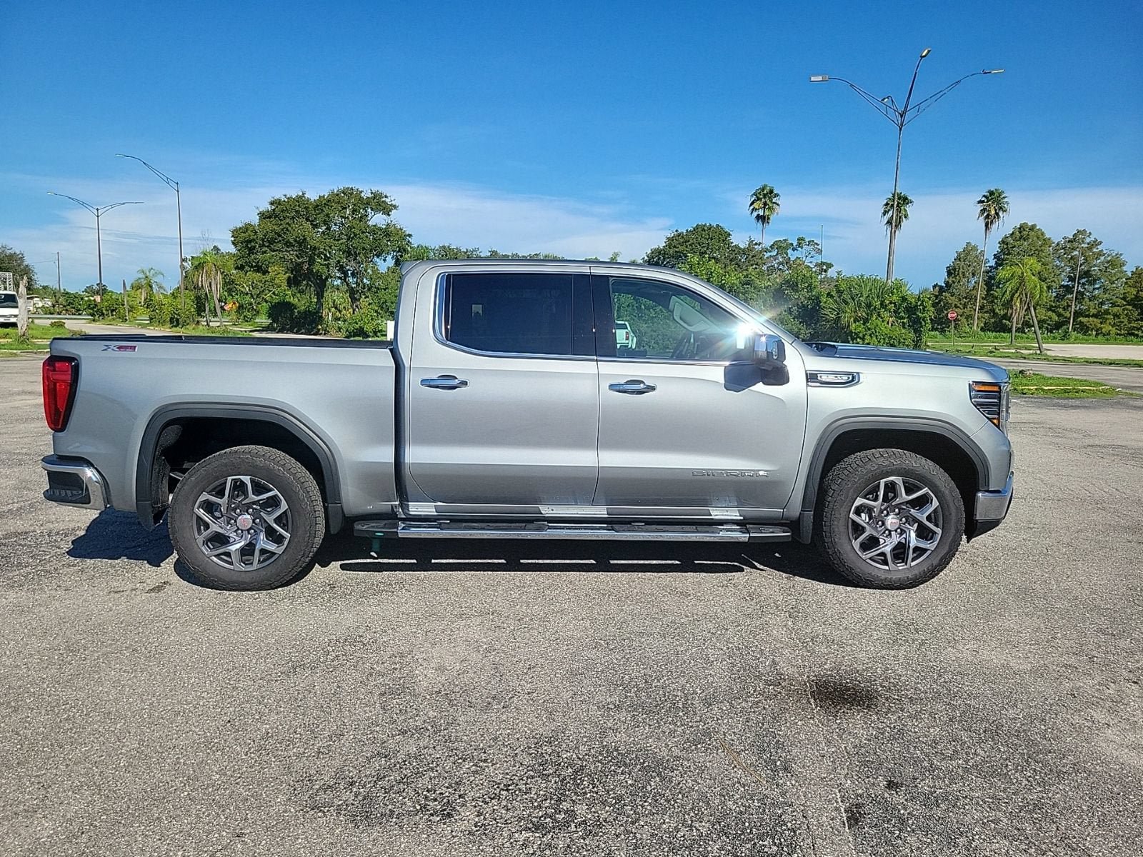 New 2026 GMC Sierra 1500 SLT w/ SLT Premium Package AWD/4WD image 4