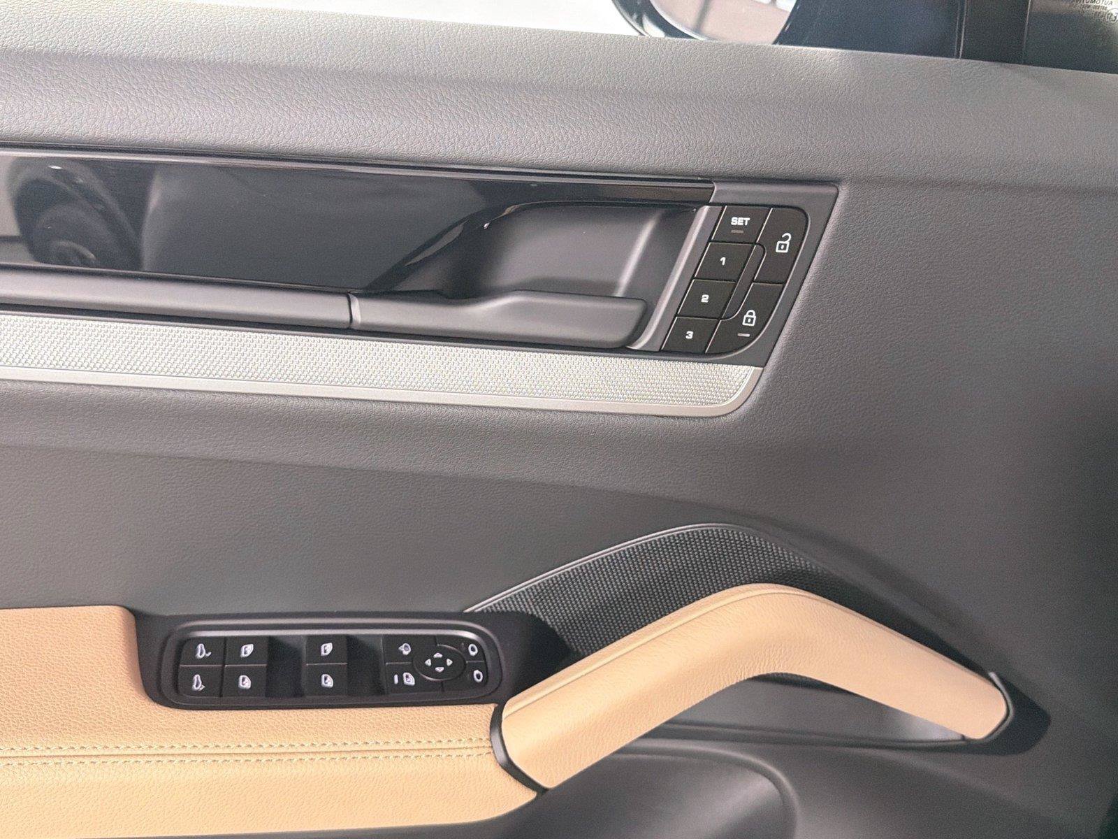 Certified 2026 Porsche Cayenne AWD/4WD image 4