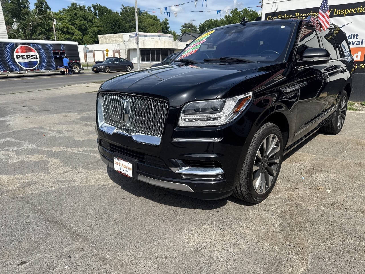 Used 2018 Lincoln Navigator Select w/ Technology Package AWD/4WD image 2