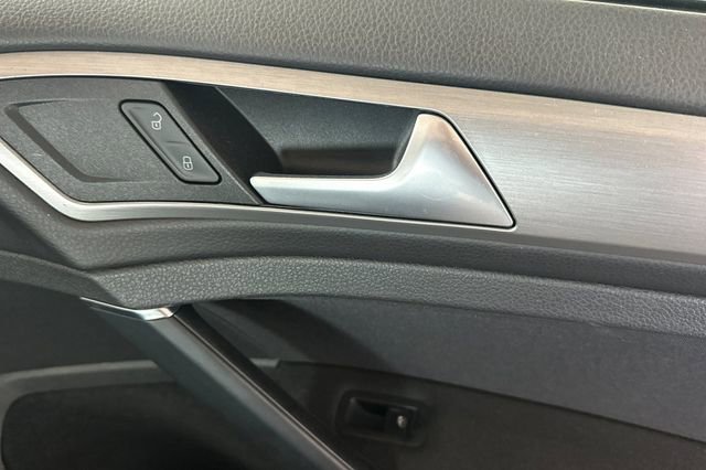 Used 2016 Volkswagen Golf S image 21