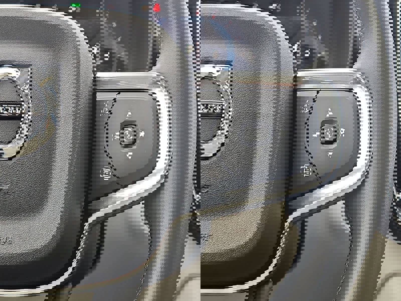 Used 2024 Volvo XC40 B5 Ultimate w/ Protection Package Premier image 26