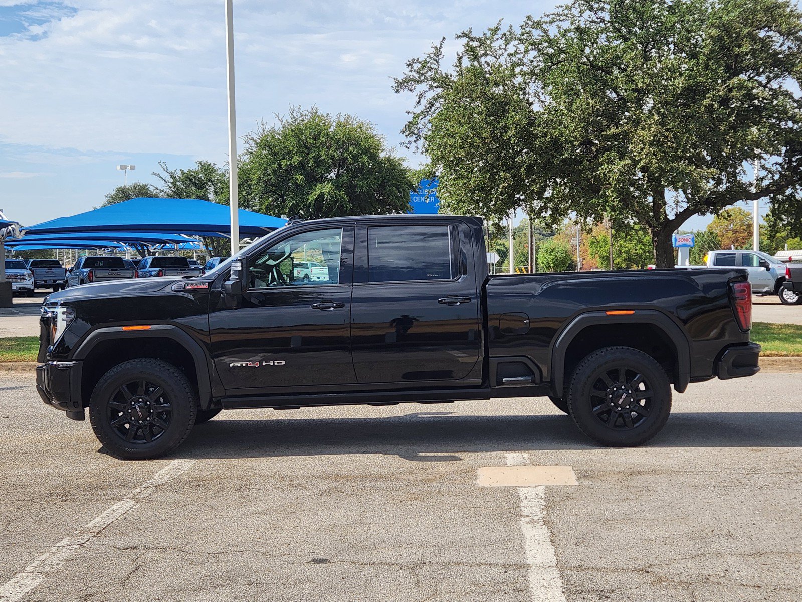 Used 2024 GMC Sierra 2500 AT4 w/ AT4 Premium Plus Package AWD/4WD image 3