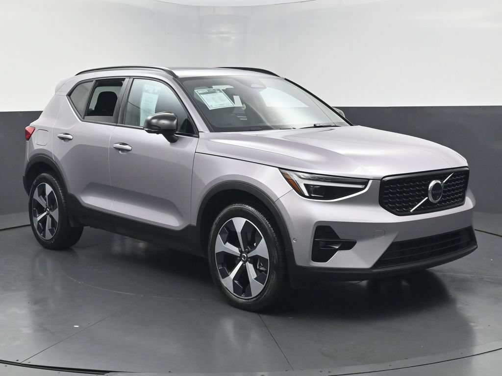 Used 2026 Volvo XC40 B5 Plus AWD/4WD image 3