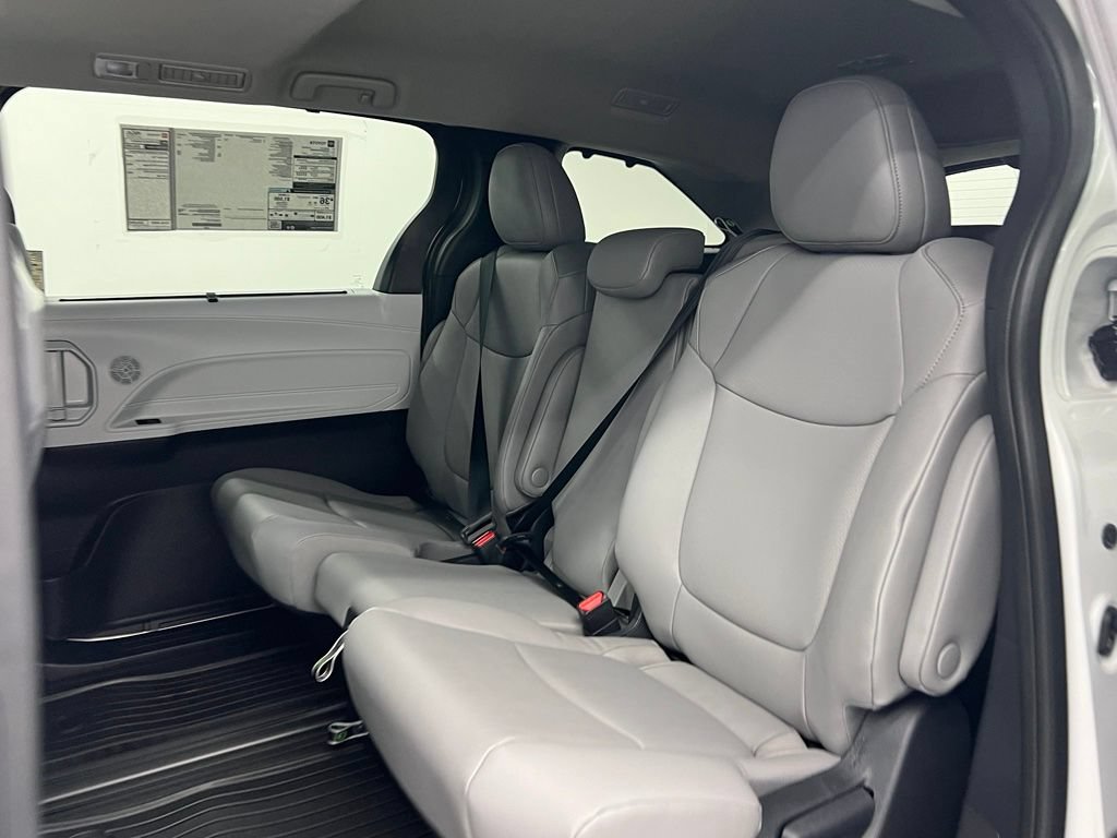 Used 2026 Toyota Sienna XLE FWD image 11
