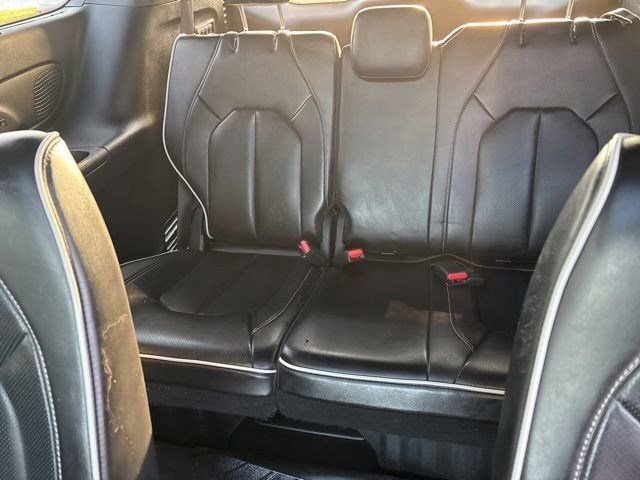 Used 2023 Chrysler Pacifica Limited w/ Uconnect Theater Family Group image 33