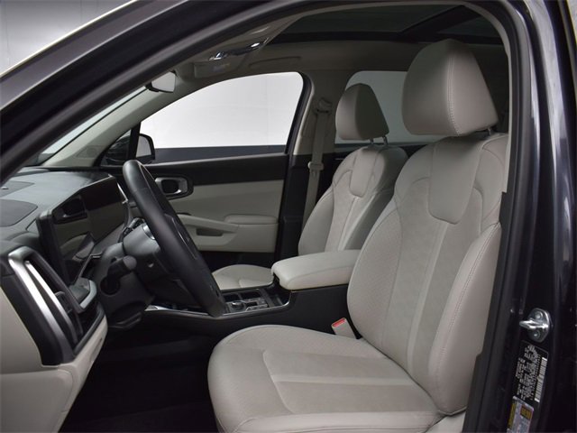 Certified 2025 Kia Sorento S w/ Panoramic Sunroof Package image 9