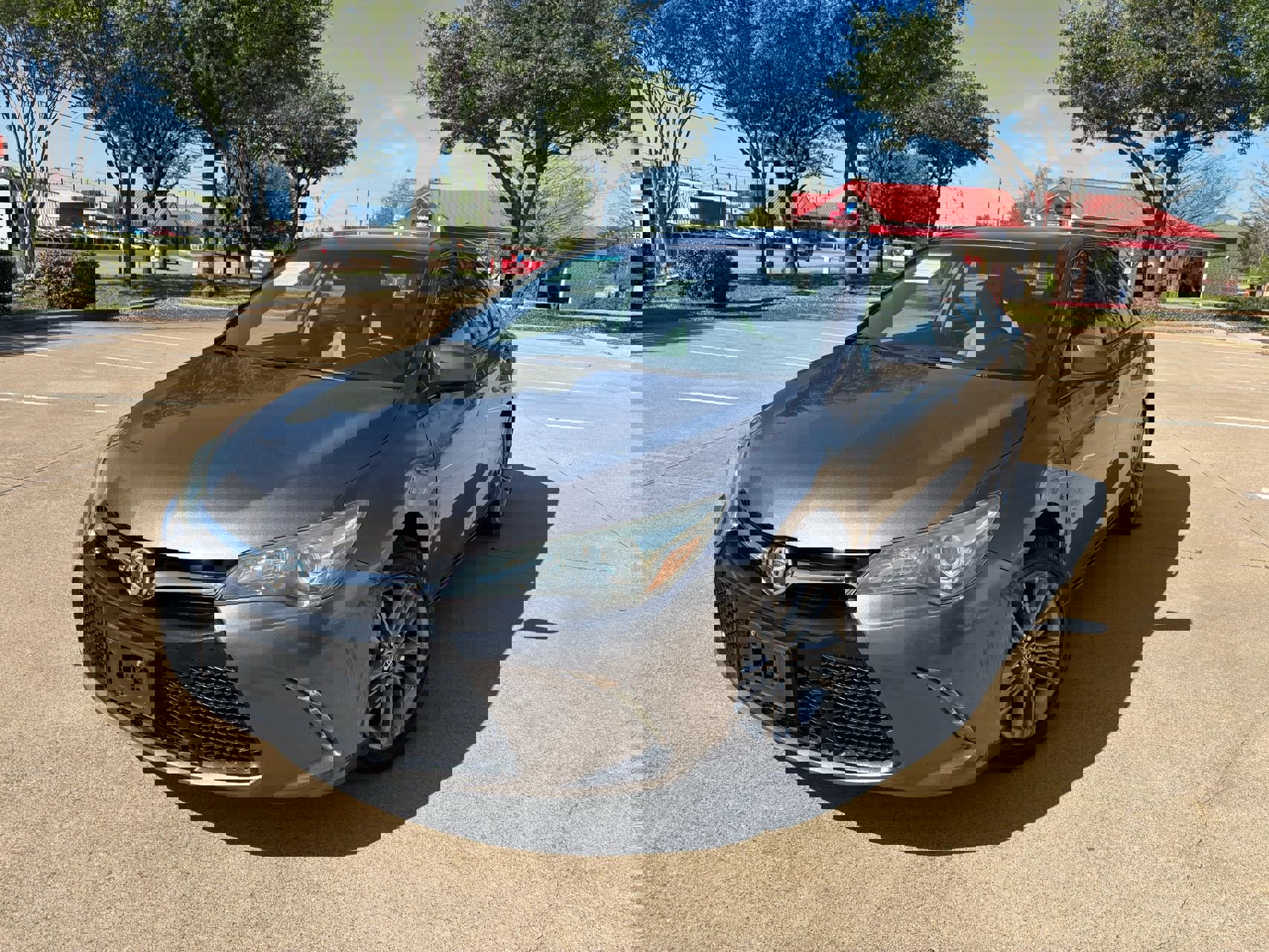 Used 2016 Toyota Camry SE image 1