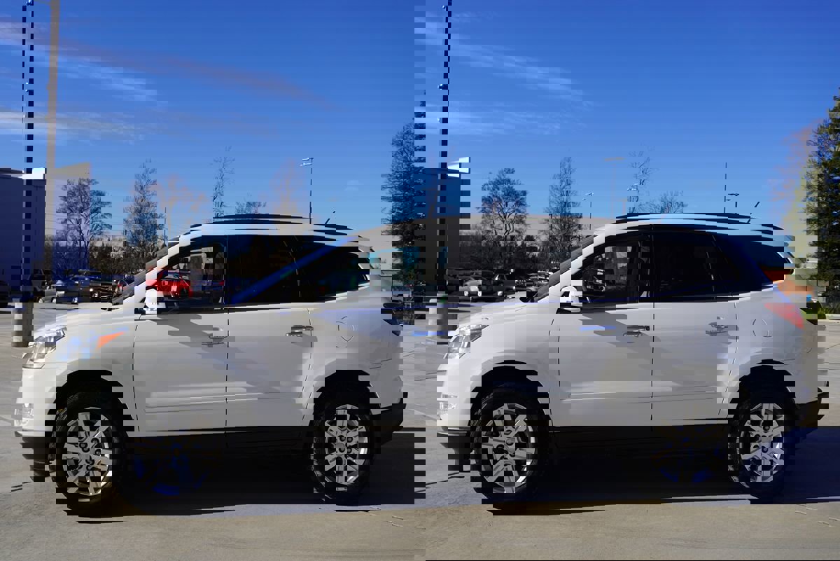 Used 2011 Chevrolet Traverse LT w/ Personal Connectivity Package image 3